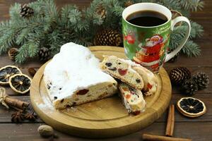 affettato Natale Stollen con in polvere zucchero e Natale decorazione foto