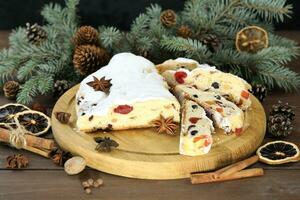 affettato Natale Stollen con in polvere zucchero e Natale decorazione foto