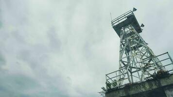 leggero Torre nel il mezzo di il mare con un' cielo sfondo foto