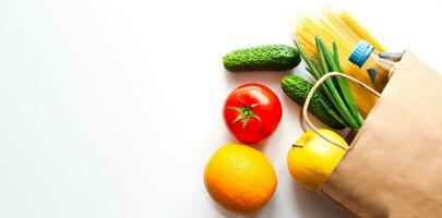 consegna salutare cibo. fresco verdure e frutta nel carta shopping Borsa su il tavolo. superiore Visualizza. copia spazio. striscione. foto