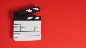 ciak o ardesia di film. utilizza nella produzione di video, film, industria cinematografica su sfondo rosso. foto