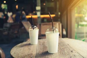 ghiaccio caffè su tavolo nel caffè negozio foto