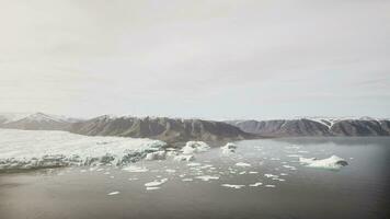 iceberg galleggiante su ghiacciaio laguna foto