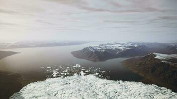 iceberg nel lago sotto montagna e ghiacciaio foto