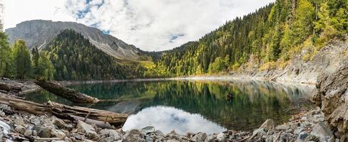 lago di montagna, abkhazia, bellissimo lago malaya ritsa foto