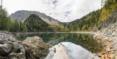 lago di montagna, abkhazia, bellissimo lago malaya ritsa foto