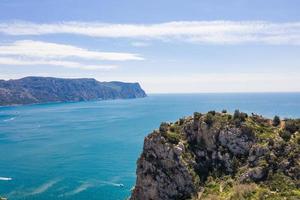 vista sul mare con vista sulla baia di balaklavsky da capo balaklavsky, in crimea. foto