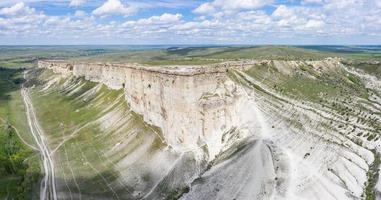 vista aerea della roccia bianca della montagna rocciosa o ak-kaya belaya skala, crimea. foto