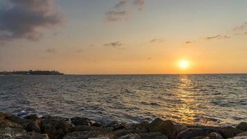 bellissimo tramonto sul mare mediterraneo sulla spiaggia di tel aviv, israele 2020.