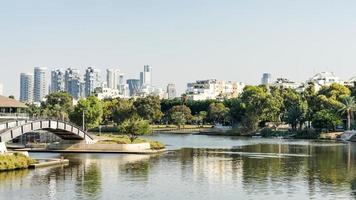 Ponte sul fiume di Yarkon Park a Tel Aviv, Israele foto