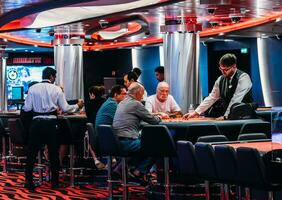 Giocatori giocando manganello casinò tavolo Giochi a bordo il msc vista sul mare crociera nave foto