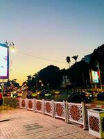 meraviglioso notte scena con chiaro città orizzonte foto