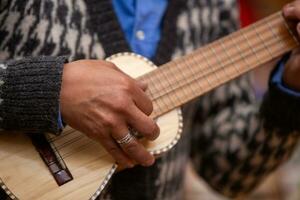 peruviano giocando un' miniatura chitarra foto