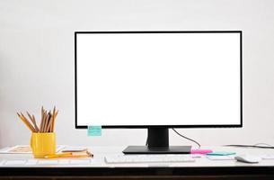 mockup computer grande schermo vuoto su una scrivania di design professionale in un comodo ufficio. foto