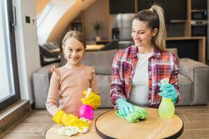 contento figlia e madre pulizia Casa insieme foto