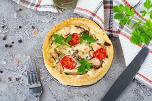 delizioso quiche con pollo incontrare, funghi, pomodori e erbe aromatiche foto