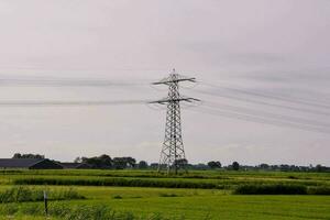 un elettrico energia linea nel il mezzo di un' campo foto