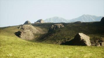 alto montagna estate paesaggio e prato con enorme pietre tra il erba foto