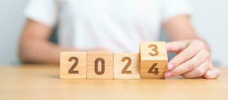 2023 modificare per 2024 anno bloccare su tavolo. obiettivo, risoluzione, strategia, Piano, inizio, bilancio, missione, azione, motivazione e nuovo anno concetti foto