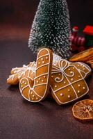 bellissimo delizioso dolce inverno Natale Pan di zenzero biscotti su un' bronzo strutturato sfondo foto