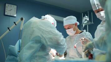 un' altamente qualificato squadra di chirurghi esegue un' complesso operazione per rimuovere un' pancreatico cisti utilizzando medico strumenti foto