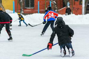 dilettante hockey squadra giochi su il ghiaccio foto