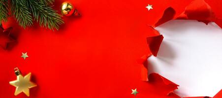 Natale striscione. Natale albero ramo decorato d'oro colore palle e stelle su rosso sfondo. largo natale bandiera modello, intestazione, aviatore foto