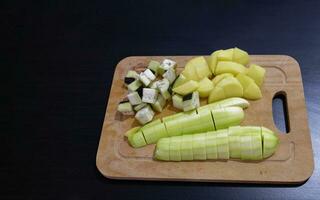 affettato melanzana, zucchine e patate per salutare cucinando foto