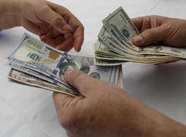 fotografia per temi di economia e finanza con denaro in dollari americani