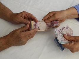 fotografia per temi di economia e finanza con soldi brasiliani foto