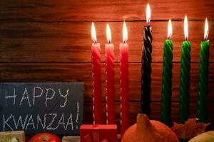 Kwanzaa africano americano vacanza. Sette candele su di legno sfondo. foto
