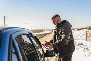 arrabbiato tipo vicino il rotto auto nel Russia foto