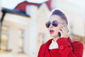 ragazza modello con Telefono su sfocato sfondo foto