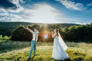 il sposa e sposo siamo fotografato su il natura foto