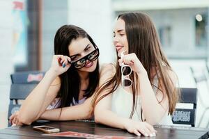 ragazze nel caffè trascorrere un' meraviglioso tempo foto