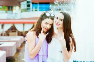 Due bellissimo ragazze avendo divertimento su il strada foto