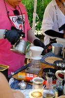 foto ravvicinata del barista che prepara il caffè americano