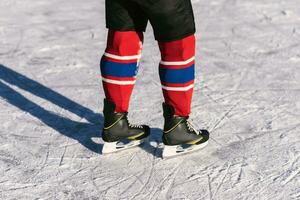 hockey pattini avvicinamento durante un' gioco su ghiaccio foto