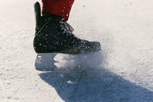 hockey pattini avvicinamento durante un' gioco su ghiaccio foto