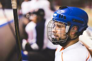 hockey Giocatori sedersi su il panchina durante il incontro foto