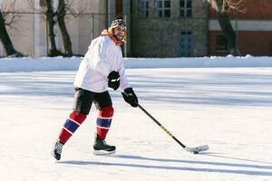 il uomo giochi hockey su il pista foto