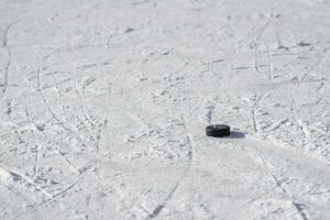 hockey disco bugie su il ghiaccio nel il stadio foto