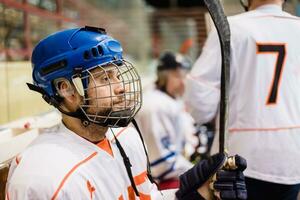 hockey Giocatori sedersi su il panchina durante il incontro foto