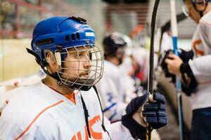 hockey Giocatori sedersi su il panchina durante il incontro foto