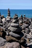 un' pila di rocce su il spiaggia foto