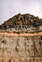 un' grande roccia formazione nel il deserto foto