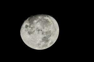 il Luna è visto nel il buio cielo foto