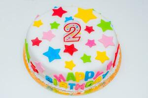 grande bellissimo torta per un' contento compleanno con candele nel il modulo di Due foto