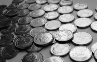 rovescio e inverso di ucraino monete di 1 e 2 grivna siamo sparpagliato angolo Visualizza azione foto