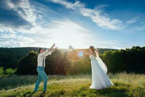 il sposa e sposo siamo fotografato su il natura foto